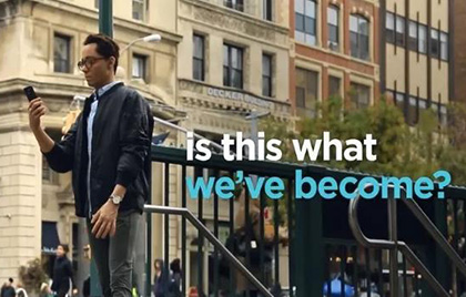 摩托羅拉用“真人”挑戰(zhàn)手機(jī)癮